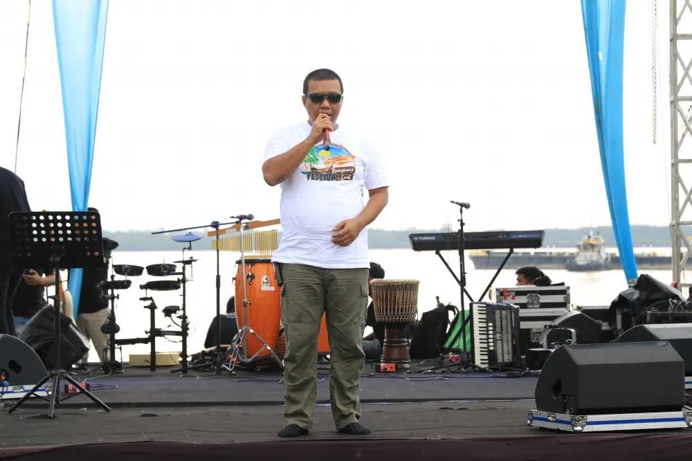 BUPATI BUKA FESTIVAL KAMPUNG LAUT
