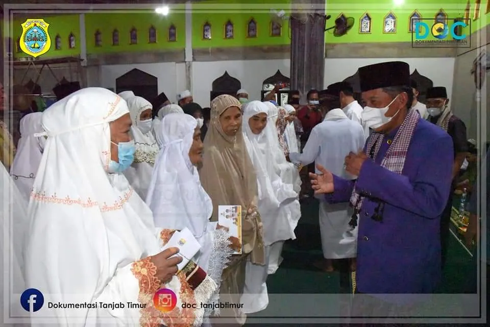Sekda Dampingi Gubernur Safari Ramadhan di Muara Sabak Barat