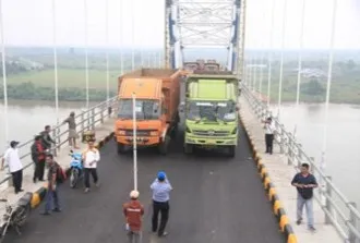 JEMBATAN MUARA SABAK LOLOS UJI BERAT BEBAN