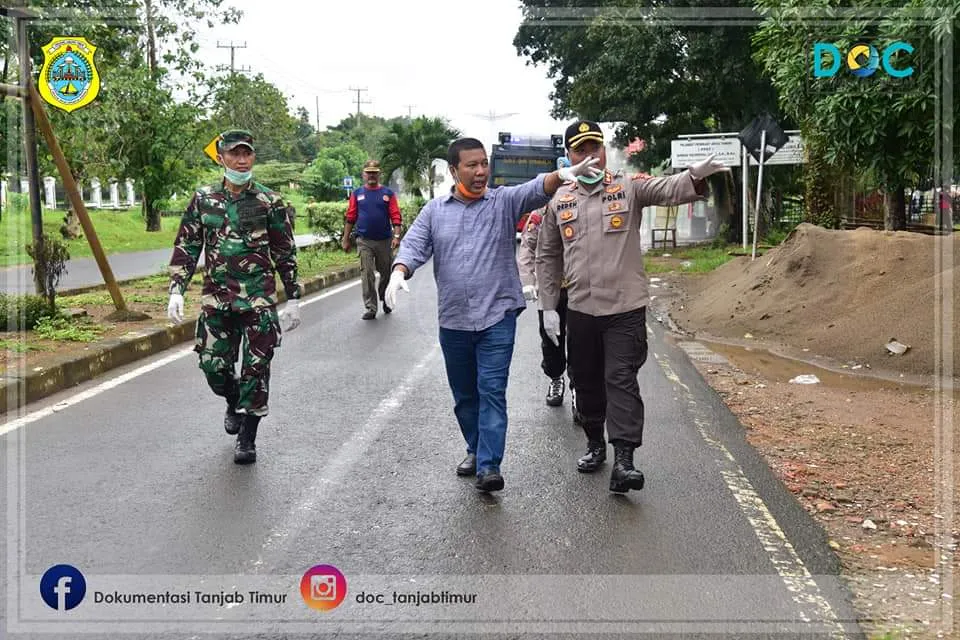 Bupati Pimpin Penyemprotan Disinfektan   