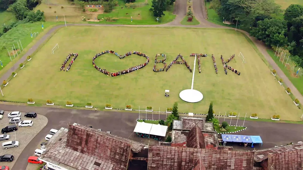 ASN Unjuk Aksi Susun Pola I Love Batik