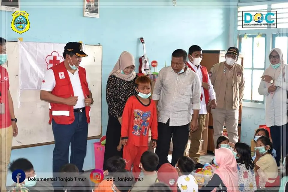 Bupati Dampingi HBA Salurkan Bantuan ke Mendahara Tengah