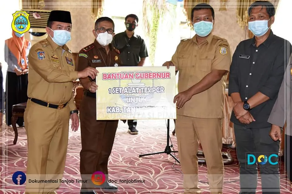 Gubernur Serahkan Bantuan Alat Tes PCR 