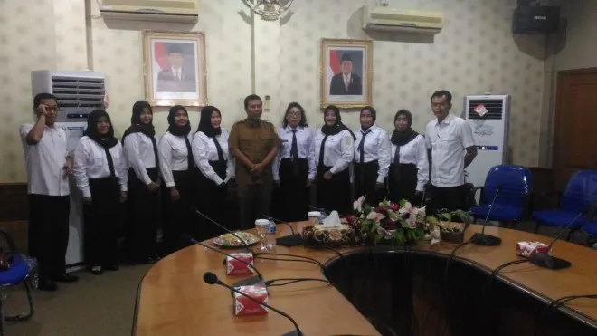 Bupati Serahkan 8 SK CPNS Dari Tenaga PTT