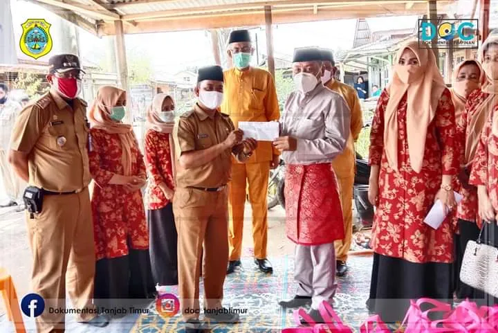 Sekda Salurkan Bantuan Kebakaran