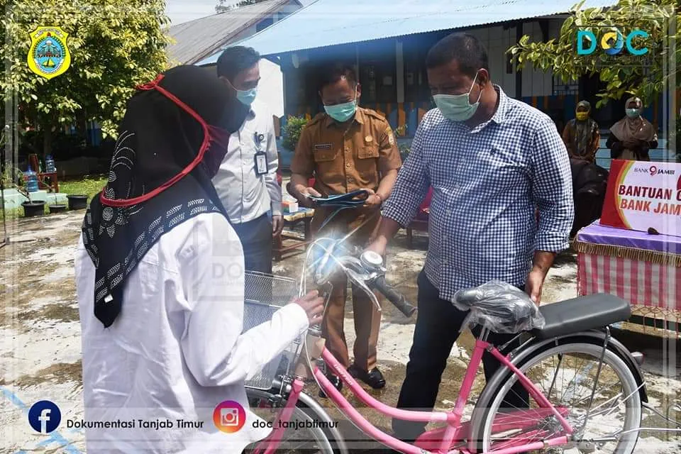 Pemkab Beri Bantuan Sembako Kepada Guru Honorer