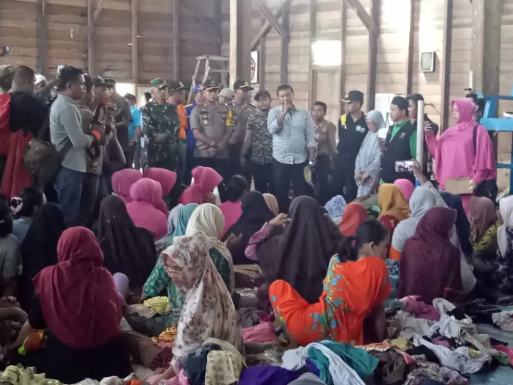 Bupati Berikan Bantuan Korban Kebakaran