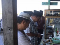 Bupati Borong Kue Jualan Warga Kampung Laut