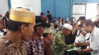 Bupati Serahkan Sertifikat Kepada Warga