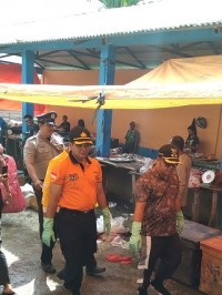 Peduli Sampah, Kapolres dan Wabup Pungut Sampah di Pasar Muara Sabak