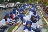 Makan Nasi Liwet Bersama Sepanjang 1 Kilometer