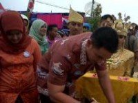 Zumi Zola Resmikan Koridor Jembatan Muara Sabak