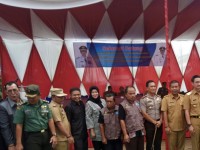 Gubernur Serahkan Bantuan Eskavator